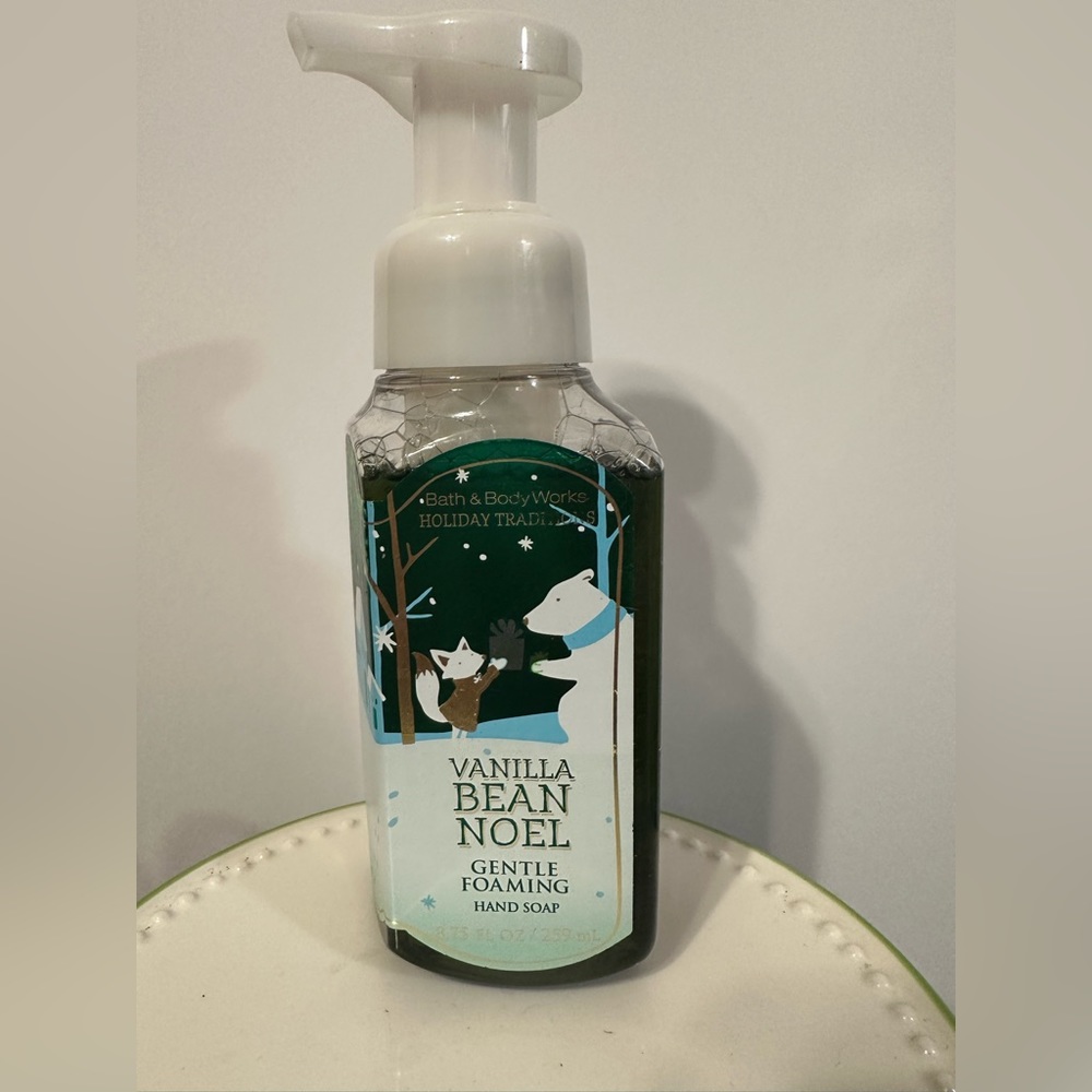 COPY - Bath and body Works Vanilla Bean Noel gentle, foaming, hand soap - Picture 3 of 3